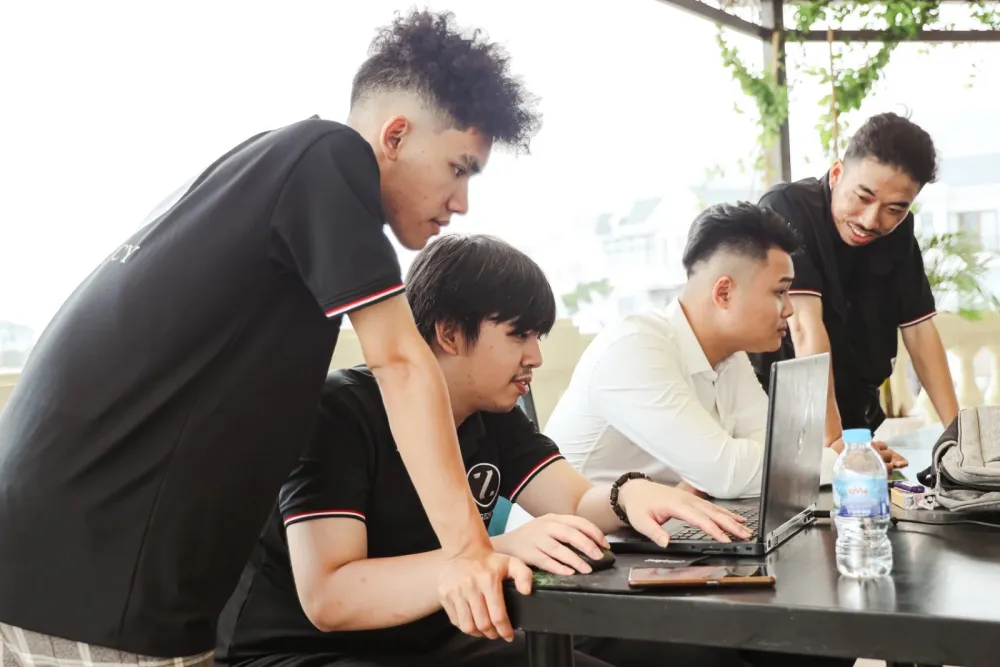 Đội ngũ Z-Agency làm việc cùng khách hàng