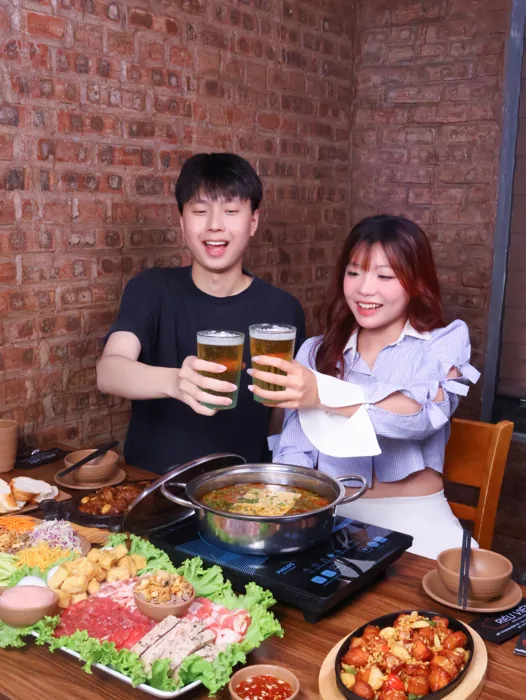Hai VJ trong bộ ảnh sản xuất cho Riêu Việt