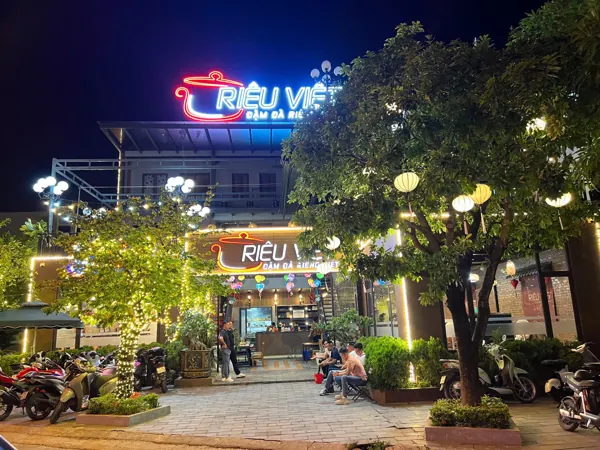 Mặt tiền Riêu Việt vào buổi tối