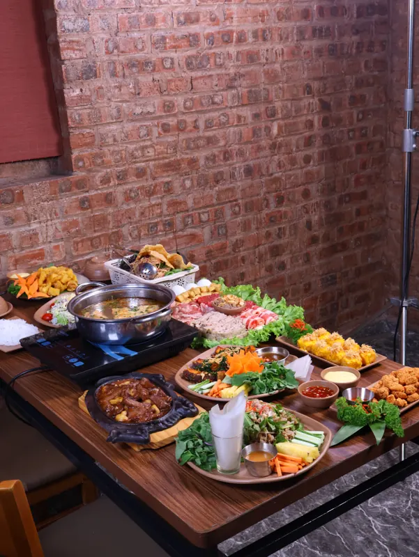 Bộ món ăn và set menu được chụp trong dự án Riêu Việt