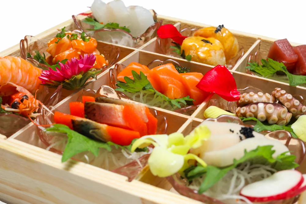 Hộp sashimi chín loại của SORA chụp trên phông trắng